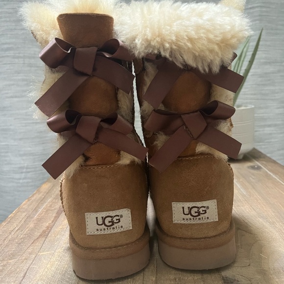 UGG AUSTRALIA Women’s BAILEY BOW II Size 8 - Picture 2 of 9